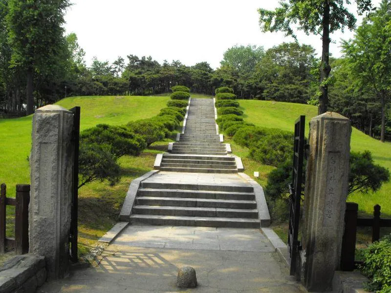 Destination: Hyochang Park - a historic park with tombs (Seoul, South Korea) - South Korea -