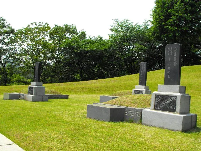 Destination: Hyochang Park - a historic park with tombs (Seoul, South Korea) - South Korea -