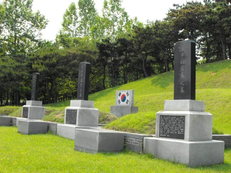 Destination: Hyochang Park - a historic park with tombs (Seoul, South Korea) - South Korea -