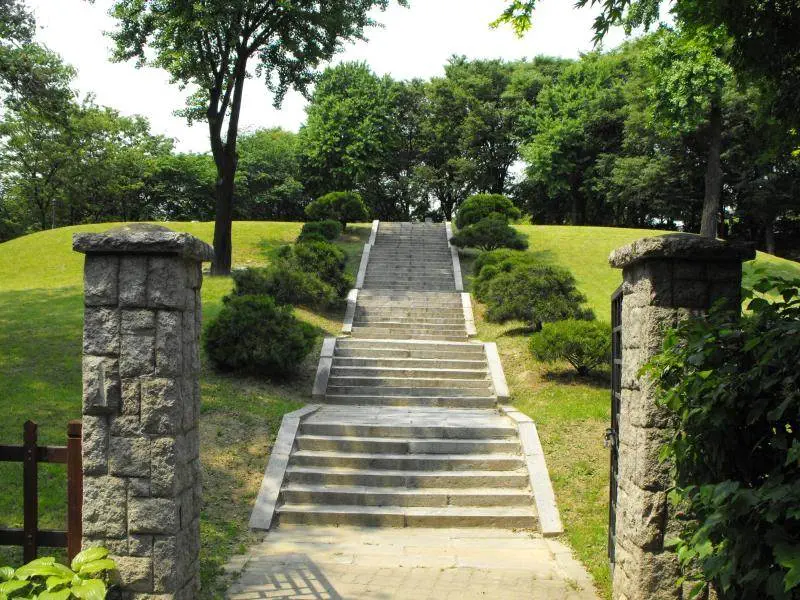 Destination: Hyochang Park - a historic park with tombs (Seoul, South Korea) - South Korea -