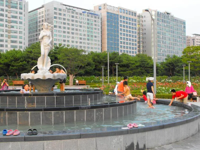 Destination: Lake Park - boring name, beautiful scenery (Ilsan / Goyang, South Korea) - South Korea -