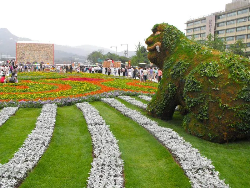 Destination: Gwanghwamun Plaza - a buzzing urban area in the heart of Seoul (South Korea) Destination: Gwanghwamun Plaza - a buzzing urban area in the heart of Seoul (South Korea) - South Korea -