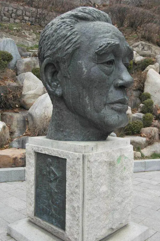 Destination: Son Gi Jeong Park - celebrating a famous runner (Seoul, South Korea) - South Korea -