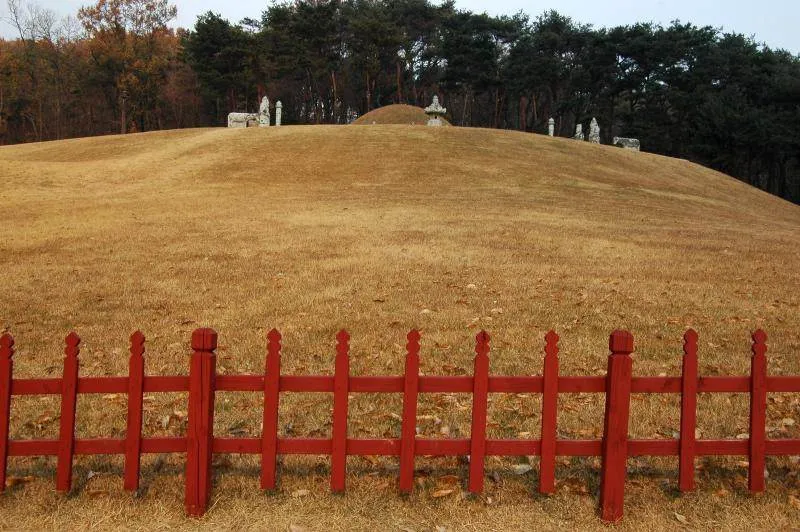 Destination: Yungneung and Geolleung - two Joseon Dynasty tombs worth exploring (Suwon area, Gyeonggi-do) Destination: Yungneung and Geolleung - two Joseon Dynasty tombs worth exploring (Suwon area, Gyeonggi-do) - South Korea -