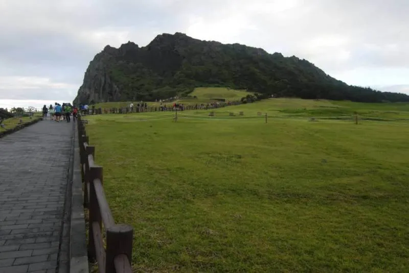 Destination: lava tubes, trick art, a volcanic crater, a Buddhist temple, and a sex park — a weekend around Jeju-do (South Korea) (SFW) Destination: lava tubes, trick art, a volcanic crater, a Buddhist temple, and a sex park — a weekend around Jeju-do (South Korea) (SFW) - South Korea -