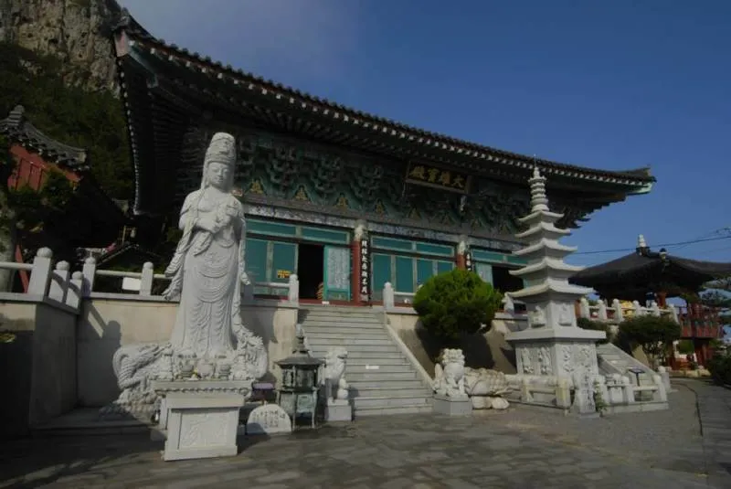 Destination: lava tubes, trick art, a volcanic crater, a Buddhist temple, and a sex park — a weekend around Jeju-do (South Korea) (SFW) Destination: lava tubes, trick art, a volcanic crater, a Buddhist temple, and a sex park — a weekend around Jeju-do (South Korea) (SFW) - South Korea -
