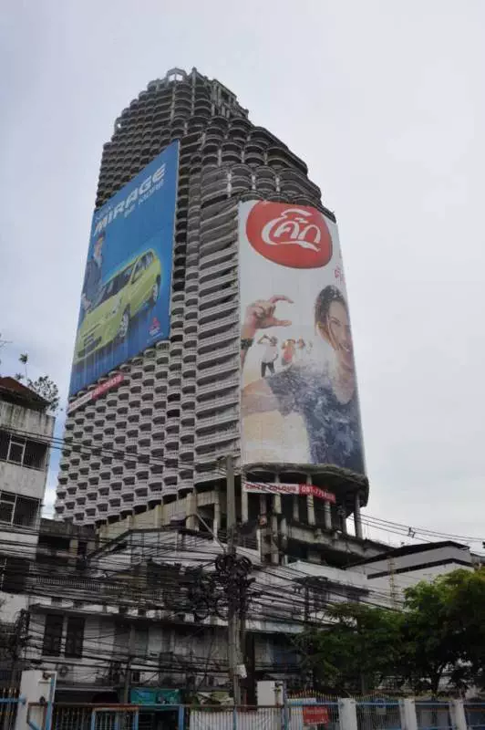 Destination: The temple shaped like a boat and Bangkok’s best-known ghost tower - Wat Yannawa and the Sathorn Unique (Bangkok, Thailand) - Thailand -