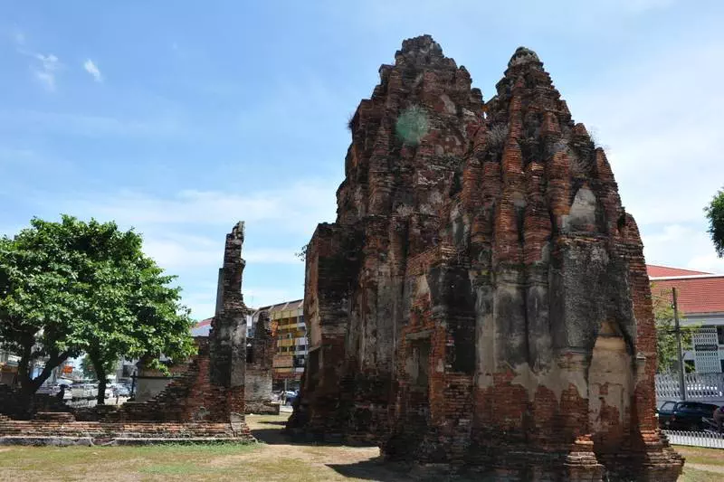 Destination: Phra Prang Sam Yod — an ancient temple overrun by monkeys (Lopburi, Thailand) - Thailand -