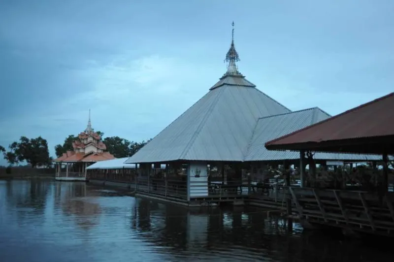 Destination: Wat Chedi Hoi — the temple with oyster shells and a packrat tendency (Central Thailand) - Thailand -