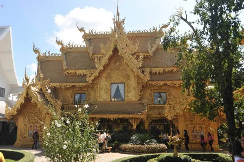 Destination: the White Temple — a shiny, artistic take on Buddhist beliefs Destination: the White Temple — a shiny, artistic take on Buddhist beliefs - Thailand -