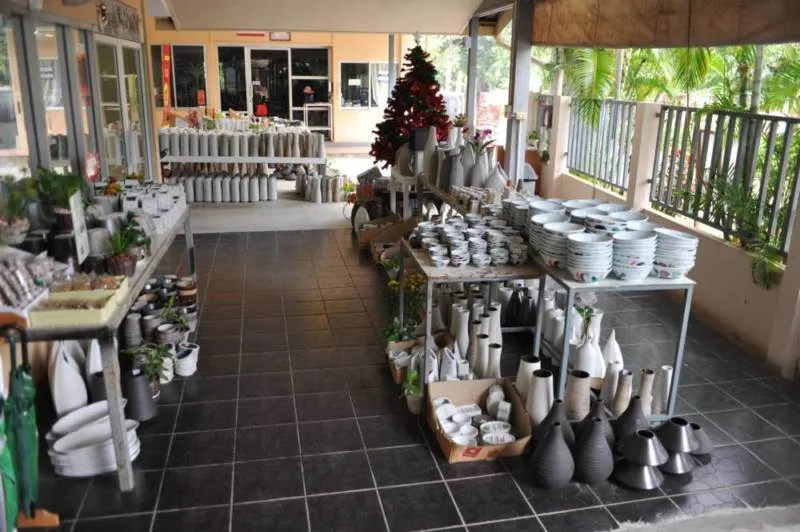 Destination: Dhanabadee Ceramic Museum — where the… chicken bowls are made? (Northern Thailand) - Thailand -