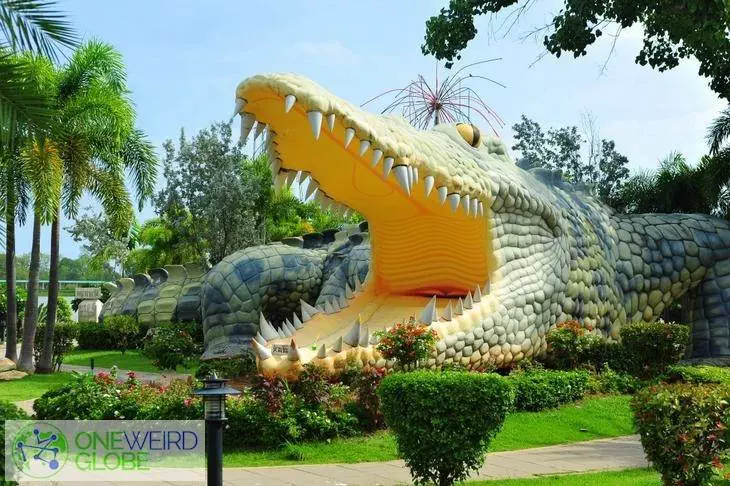 Destination: a daytrip to Phichit — beautiful temples and a giant crocodile (north central Thailand)