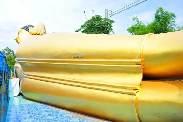 The unexpected: A huge reclining Buddha and a forest of finely groomed trees (Phitsanulok, Thailand) The unexpected: A huge reclining Buddha and a forest of finely groomed trees (Phitsanulok, Thailand) - Thailand -