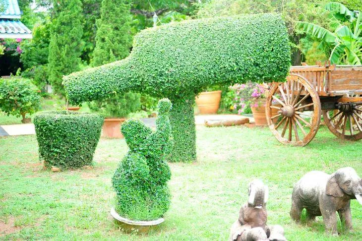 The unexpected: A huge reclining Buddha and a forest of finely groomed trees (Phitsanulok, Thailand) The unexpected: A huge reclining Buddha and a forest of finely groomed trees (Phitsanulok, Thailand) - Thailand -