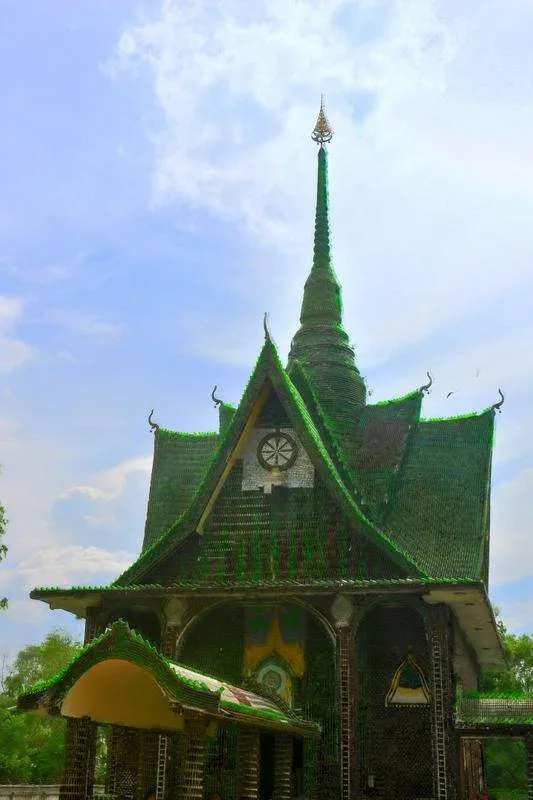 Destination: Wat Lan Kuad - the temple made from a million glass bottles (Sisaket, Thailand) - Thailand -