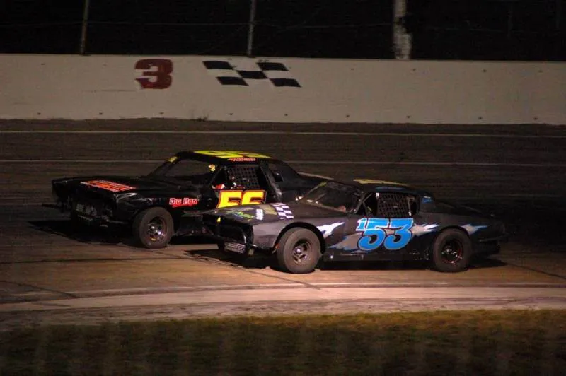 What Happens When Decrepit School Buses Race a Figure Eight Course? (Florida) - United States -