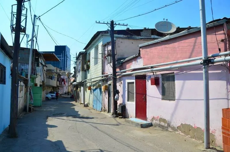 What you need to know about Baku, Azerbaijan before arriving Baku, Azerbaijan poorer side