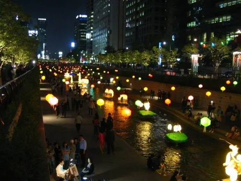 Destination: Cheonggyecheon - the urban stream of downtown Seoul (South Korea) Destination: Cheonggyecheon - the urban stream of downtown Seoul (South Korea) - South Korea -