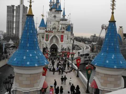 Destination: Lotte World - South Korea's biggest indoor amusement park (Seoul, South Korea) - South Korea -