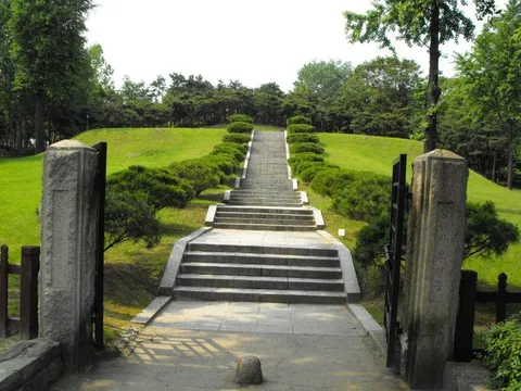 Destination: Hyochang Park - a historic park with tombs (Seoul, South Korea) - South Korea -