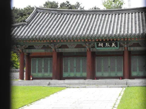 Destination: Hyochang Park - a historic park with tombs (Seoul, South Korea) - South Korea -