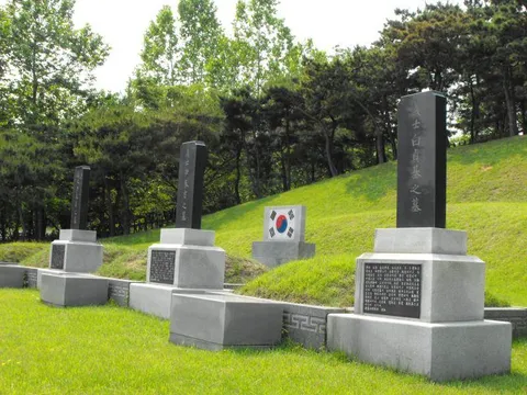 Destination: Hyochang Park - a historic park with tombs (Seoul, South Korea) - South Korea -