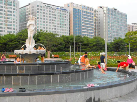 Destination: Lake Park - boring name, beautiful scenery (Ilsan / Goyang, South Korea) - South Korea -