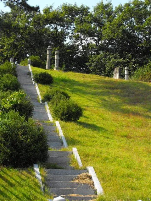 Destination: Yuldong Park - a new, natural area with old tombs in the middle of urban planning (Bundang / Seongnam, South Korea)) Destination: Yuldong Park - a new, natural area with old tombs in the middle of urban planning (Bundang / Seongnam, South Korea)) - South Korea -