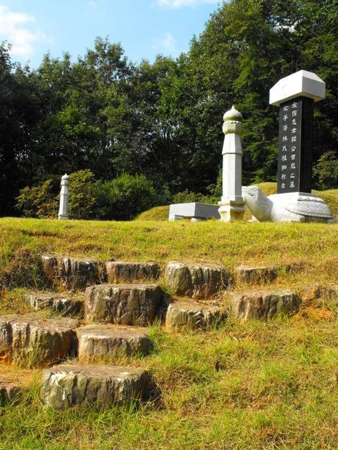 Destination: Yuldong Park - a new, natural area with old tombs in the middle of urban planning (Bundang / Seongnam, South Korea)) Destination: Yuldong Park - a new, natural area with old tombs in the middle of urban planning (Bundang / Seongnam, South Korea)) - South Korea -