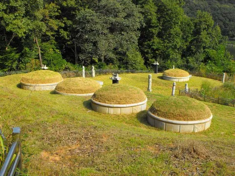 Destination: Yuldong Park - a new, natural area with old tombs in the middle of urban planning (Bundang / Seongnam, South Korea)) Destination: Yuldong Park - a new, natural area with old tombs in the middle of urban planning (Bundang / Seongnam, South Korea)) - South Korea -