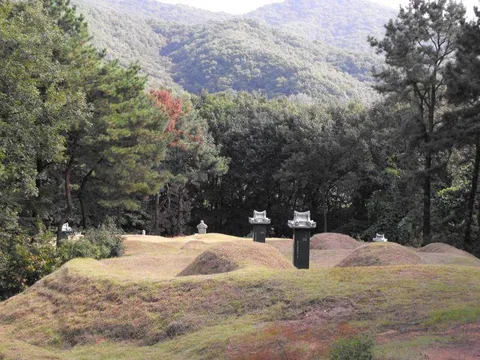 Destination: Yuldong Park - a new, natural area with old tombs in the middle of urban planning (Bundang / Seongnam, South Korea)) Destination: Yuldong Park - a new, natural area with old tombs in the middle of urban planning (Bundang / Seongnam, South Korea)) - South Korea -