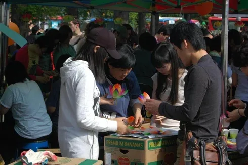 Destination: Lotus Lantern Festival - how Seoul celebrates Buddha's Birthday (2010) - Festivals, South Korea -