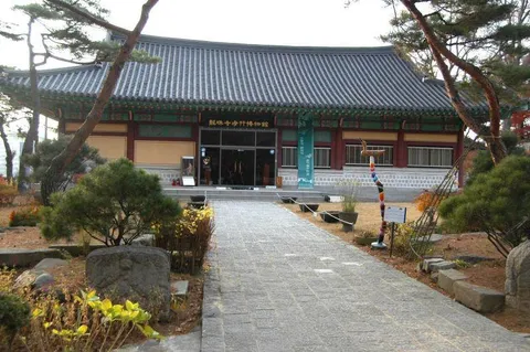 Destination: Yongjusa - a colorful Buddhist temple (Hwaseong city, Gyeonggi-do, South Korea) Destination: Yongjusa - a colorful Buddhist temple (Hwaseong city, Gyeonggi-do, South Korea) - South Korea -