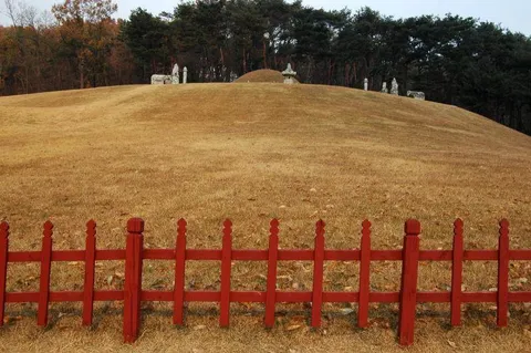 Destination: Yungneung and Geolleung - two Joseon Dynasty tombs worth exploring (Suwon area, Gyeonggi-do) Destination: Yungneung and Geolleung - two Joseon Dynasty tombs worth exploring (Suwon area, Gyeonggi-do) - South Korea -