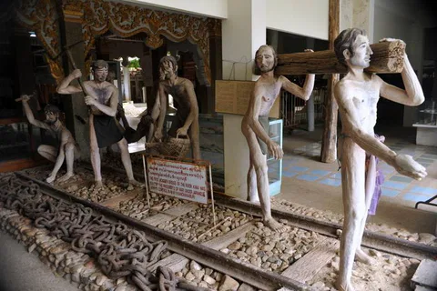 Destination: the Bridge over the River Kwai and a bizarre, fake war museum (Kanchanaburi, Thailand) - Thailand -