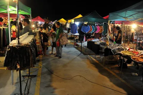 Destination: Talad Rot Fai — AKA the train market — updated and in a new location (Bangkok, Thailand) - Thailand -