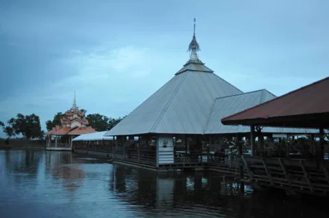 Destination: Wat Chedi Hoi — the temple with oyster shells and a packrat tendency (Central Thailand) - Thailand -