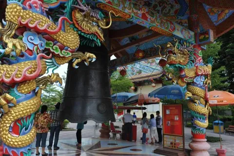 Destination: Suphanburi, Thailand: Buddhist temples, buffalo, a tall tower, and Chinese dragons (NSFW) - Thailand -