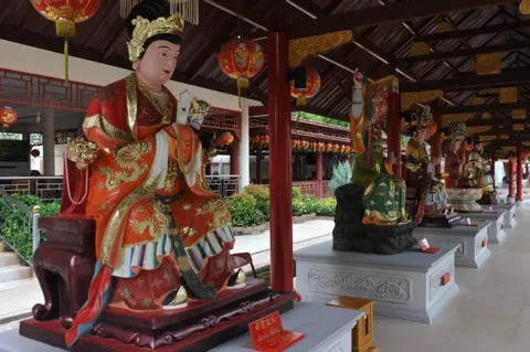 Destination: Suphanburi, Thailand: Buddhist temples, buffalo, a tall tower, and Chinese dragons (NSFW) - Thailand -