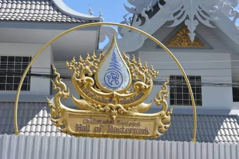 Destination: the White Temple — a shiny, artistic take on Buddhist beliefs Destination: the White Temple — a shiny, artistic take on Buddhist beliefs - Thailand -