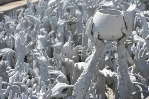 Destination: the White Temple — a shiny, artistic take on Buddhist beliefs Destination: the White Temple — a shiny, artistic take on Buddhist beliefs - Thailand -