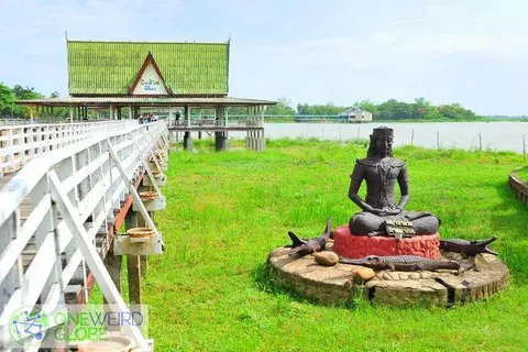 Destination: a daytrip to Phichit — beautiful temples and a giant crocodile (north central Thailand) Destination: a daytrip to Phichit — beautiful temples and a giant crocodile (north central Thailand) - Thailand -