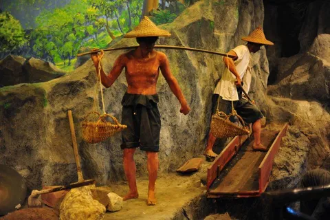 Destination: Phuket Mining Museum — a curious case of pink buildings (Thailand)