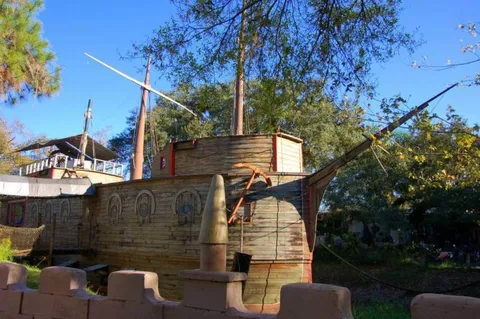 See the Florida castle built with aluminum printing plates — Destination: Solomon’s Castle (USA) See the Florida castle built with aluminum printing plates — Destination: Solomon’s Castle (USA) - United States -