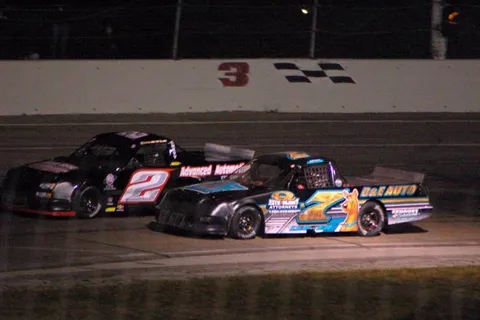 What Happens When Decrepit School Buses Race a Figure Eight Course? (Florida) - United States -