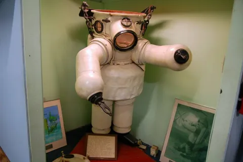 See the teeny, tiny place where four men lived underwater — Destination: the Man in the Sea Museum (Florida, USA) See the teeny, tiny place where four men lived underwater — Destination: the Man in the Sea Museum (Florida, USA) - United States -