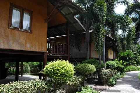 Destination: Suphanburi, Thailand: Buddhist temples, buffalo, a tall tower, and Chinese dragons (NSFW) - Thailand -